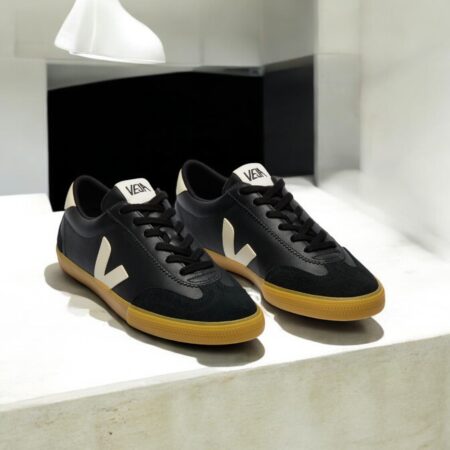 Veja Volley leather black