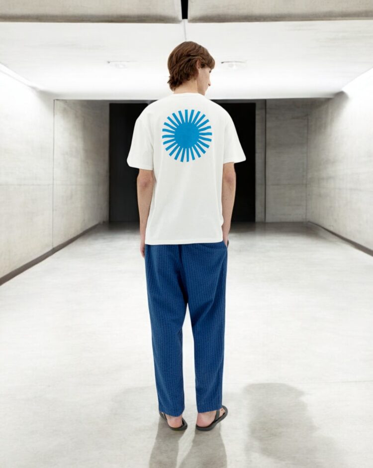 Camiseta blanca Sol azul