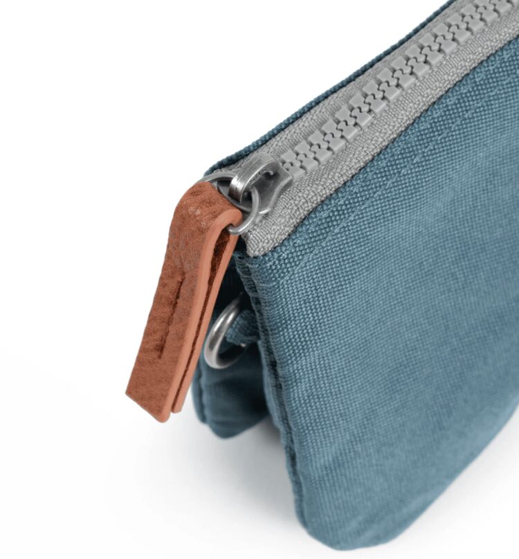 Cartera Roka Carnaby airforce recycled canvas