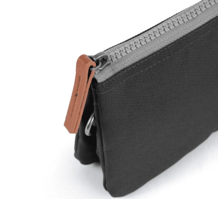 Cartera Roka Carnaby carbon recycled canvas