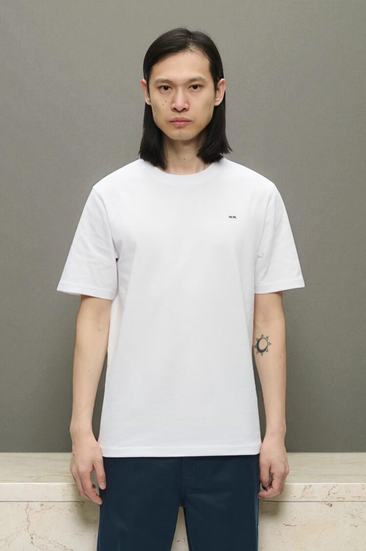 camiseta WWEssential bright white