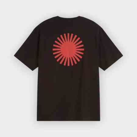 Camiseta negra Sol rojo