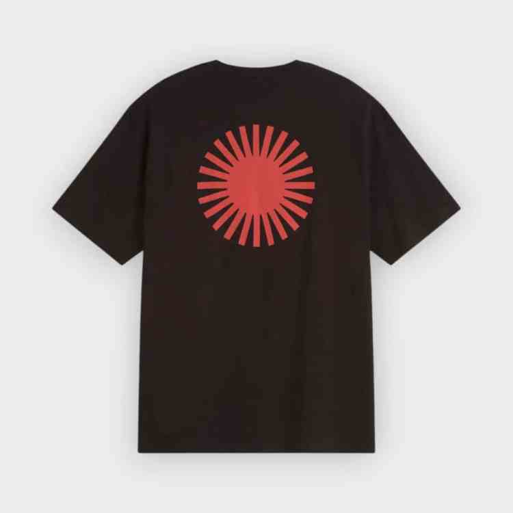 Camiseta negra Sol rojo