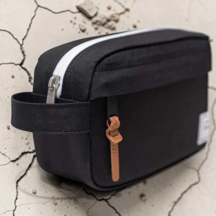 neceser Herschel Travel Kit Small 3L black-Colección Regaliz Funwear primavera verano SS2026