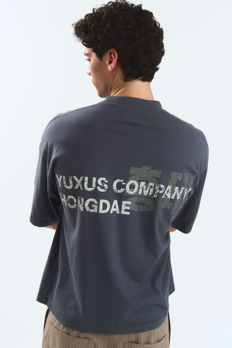 Yuxus – Camiseta Herb Hongdae Dark Grey – foto 2