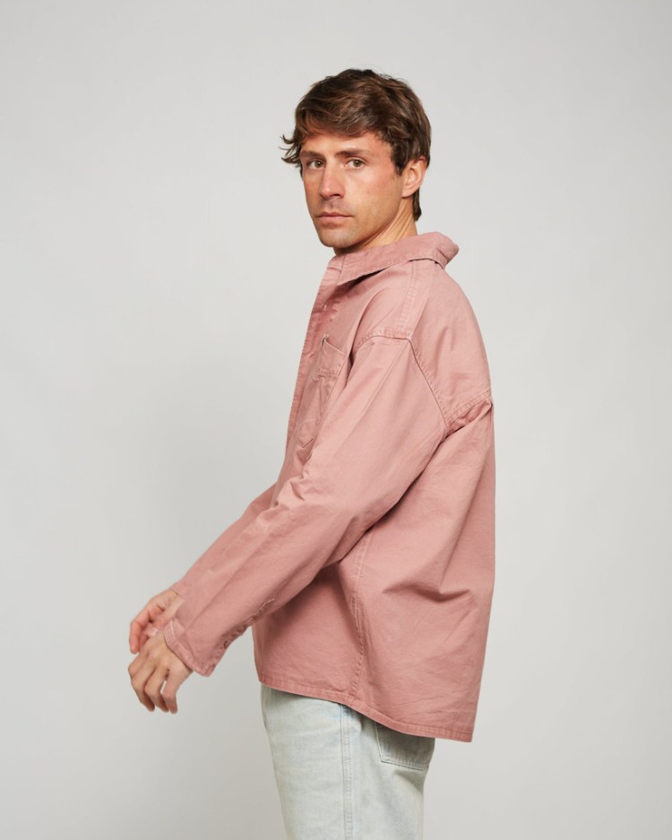Old's Camisa Denim Rosácea – modelo lateral