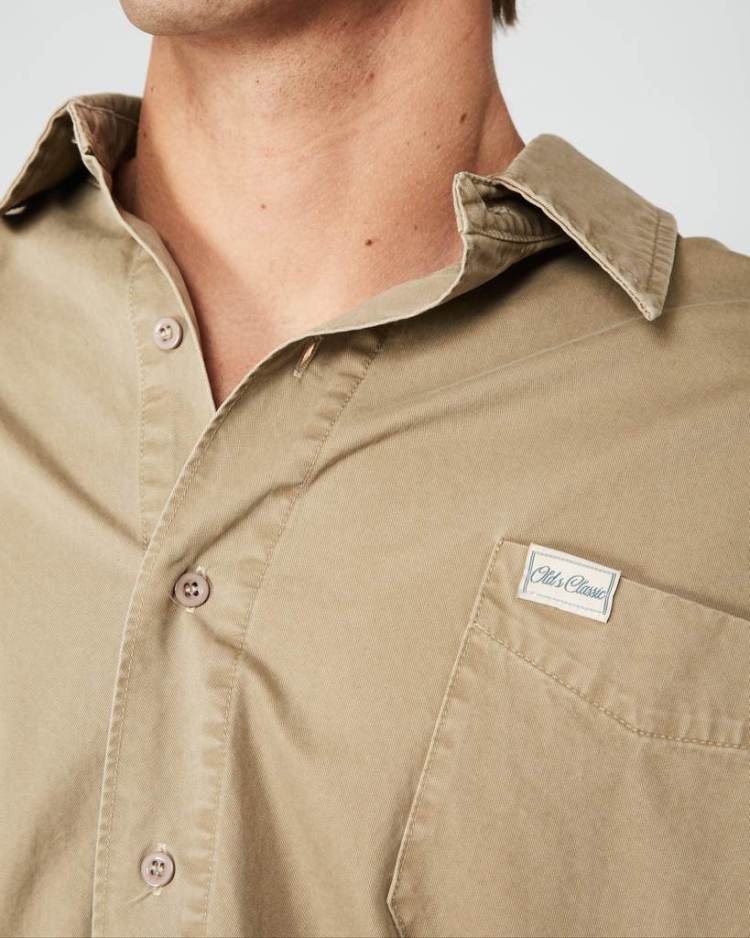 Old's Camisa Denim Verde – detalle cuello