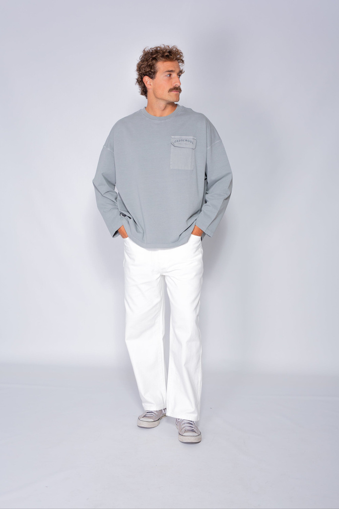 Old's Surfera Oversize Chamné Gris – modelo cuerpo entero