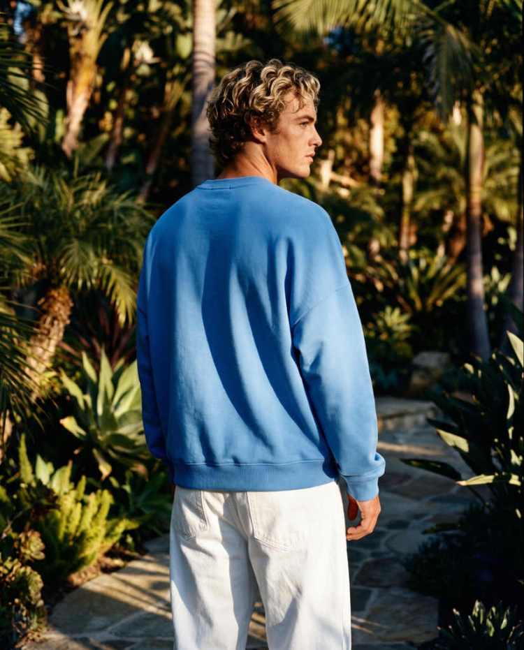 On Vacation Sudadera Merano Skiing Light Blue, vista con modelo de espalda