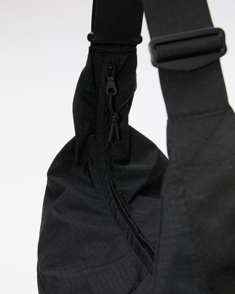 Sandqvist GRID Shoulder Bag Black – detalle cremallera