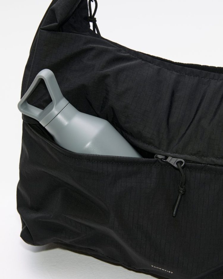 Sandqvist GRID Shoulder Bag Black – detalle bolsillo delantero