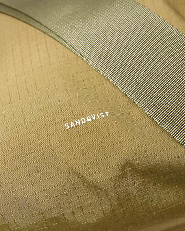 Sandqvist GRID Shoulder Bag Mini Military Olive – detalle logo