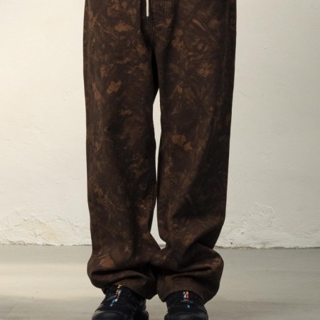 Pantalón Goodies Sportive Fake Tree marrón, vista frontal con modelo