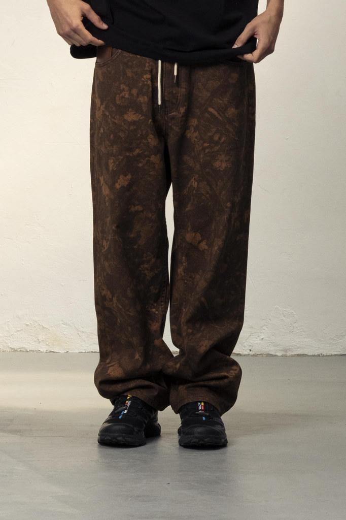 Pantalón Goodies Sportive Fake Tree marrón, vista frontal con modelo