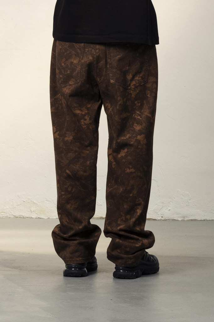 Pantalón Goodies Sportive Fake Tree marrón, vista de espalda con modelo
