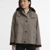 Modelo con la chaqueta Barbour Connie Showerproof Prince of Wales Check, vista frontal