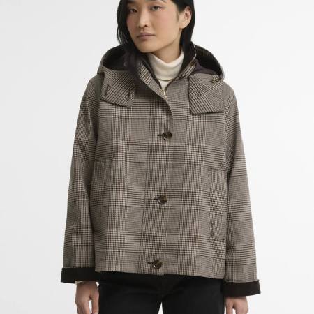 Modelo con la chaqueta Barbour Connie Showerproof Prince of Wales Check, vista frontal
