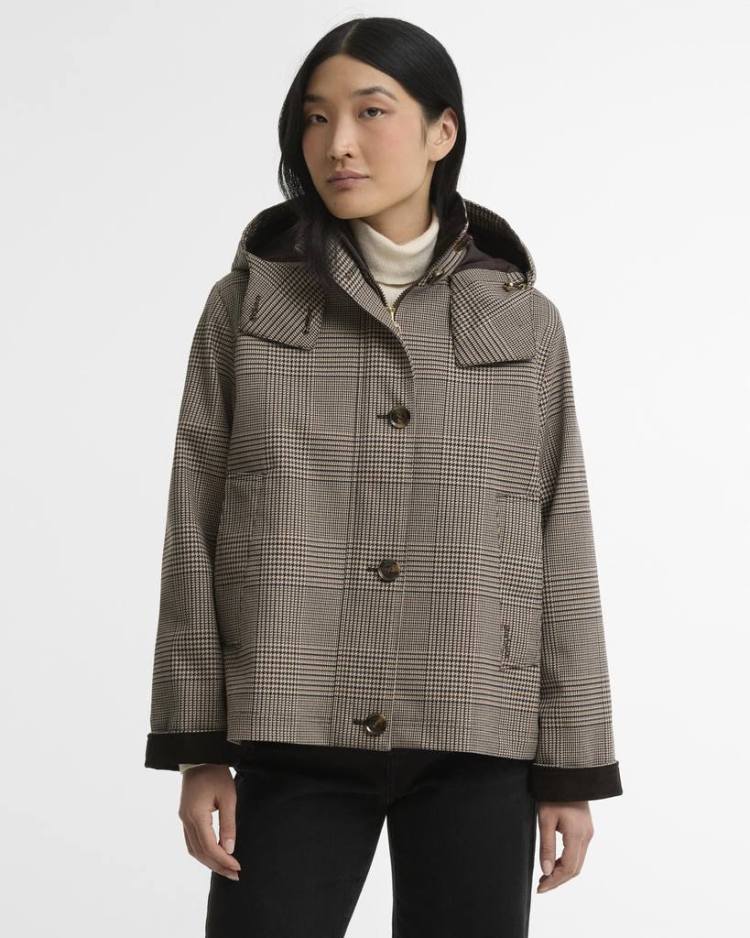 Modelo con la chaqueta Barbour Connie Showerproof Prince of Wales Check, vista frontal