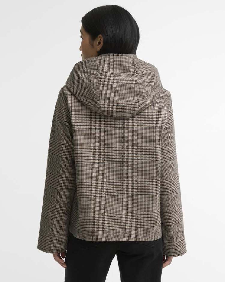 Espalda de la chaqueta Barbour Connie Showerproof con capucha fija