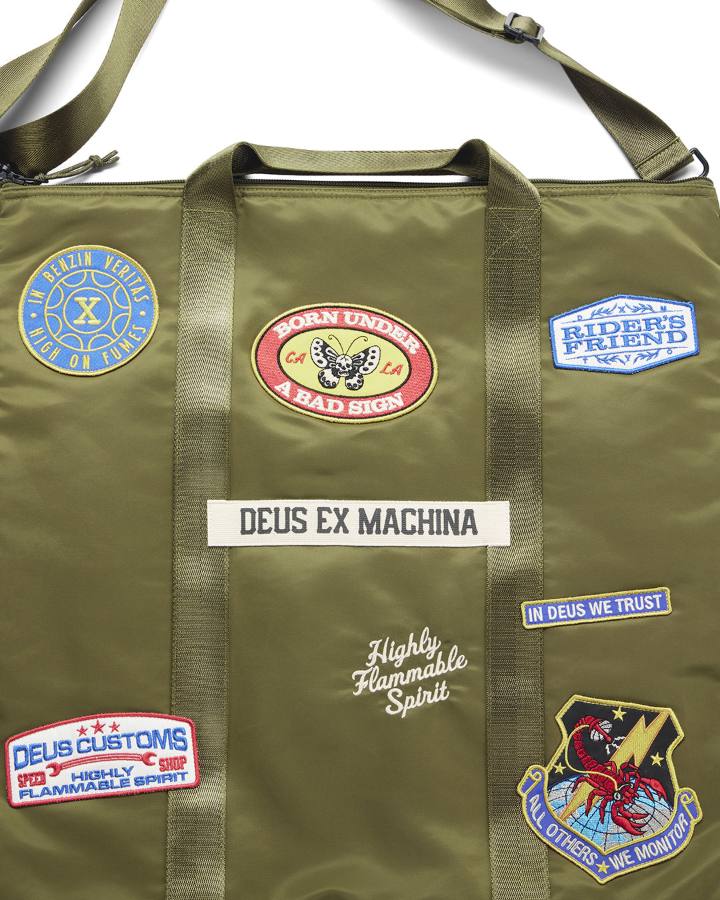 Bolsa tote Deus Ex Machina Flight Helmet en verde oliva, detalle de los parches bordados