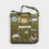 Bolsa tote Deus Ex Machina Flight Helmet en verde oliva, vista frontal con parches bordados
