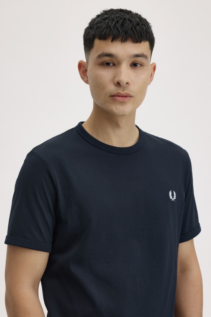 Detalle del logo Laurel Wreath de la camiseta Fred Perry Ringer azul marino