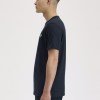 Camiseta Fred Perry Ringer azul marino puesta, vista de perfil