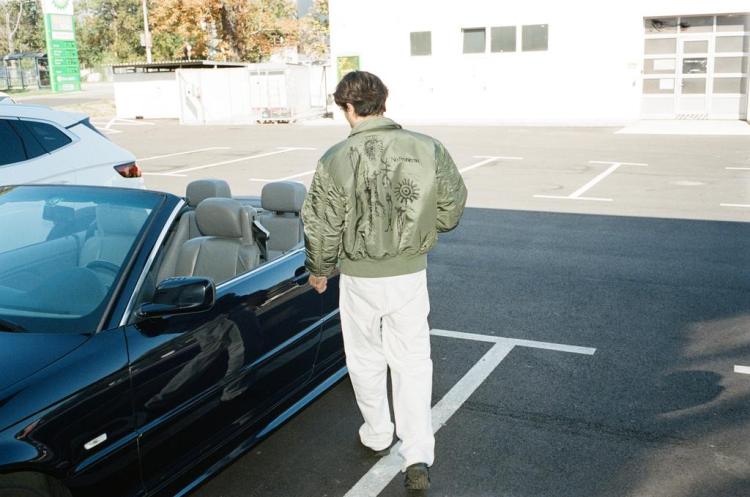 Chaqueta bomber No Problemo Ancient Findings x Alpha Industries - de espalda, lookbook