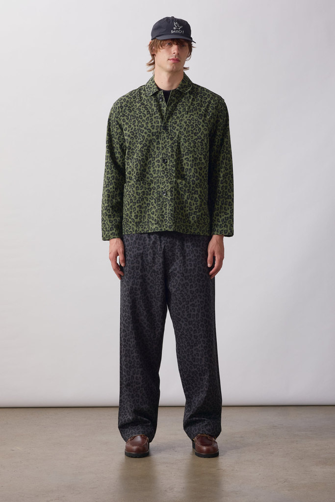 Service Works Patterned Easy Chef Shirt Green Leopard – vista 3