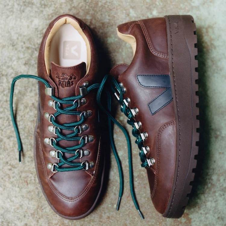 Veja Atlas Agate Black, detalle de ganchos y cordones