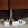 Veja Zapatillas Campo Leather White Camel Wild Country puestas