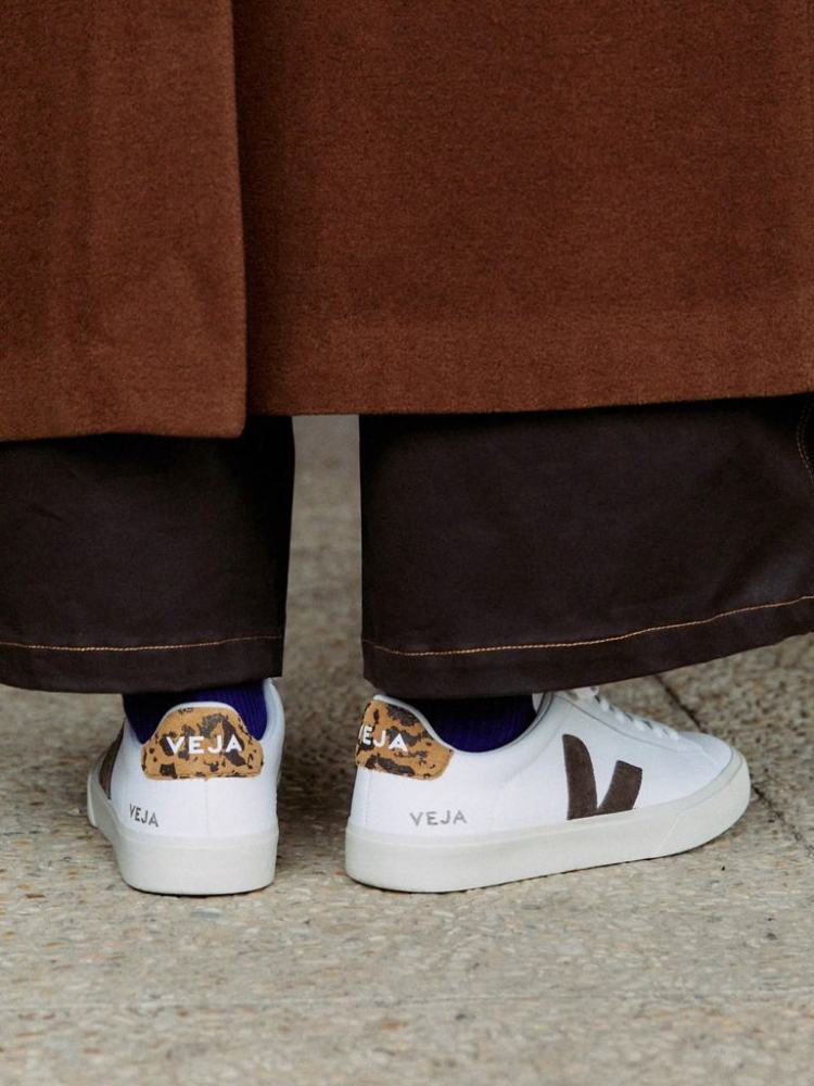 Veja Zapatillas Campo Leather White Camel Wild Country puestas