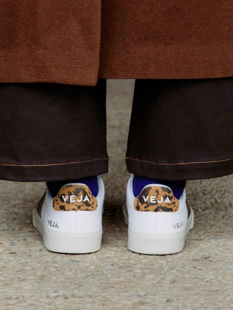 Veja Zapatillas Campo Leather White Camel Wild Country puestas