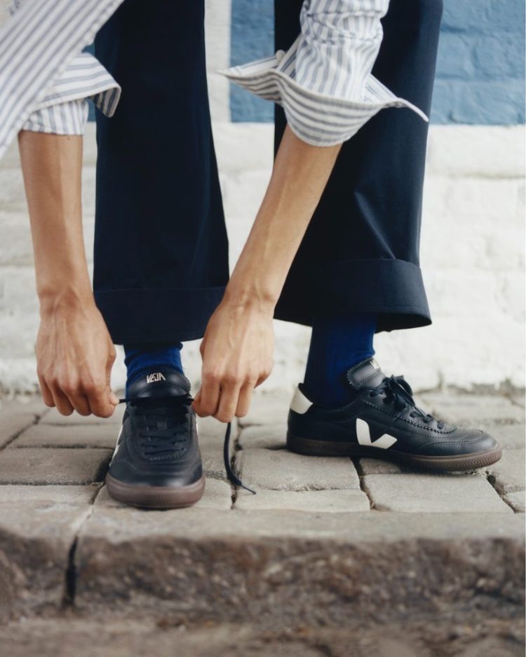 Veja Zapatillas Panenka leather black white puestas
