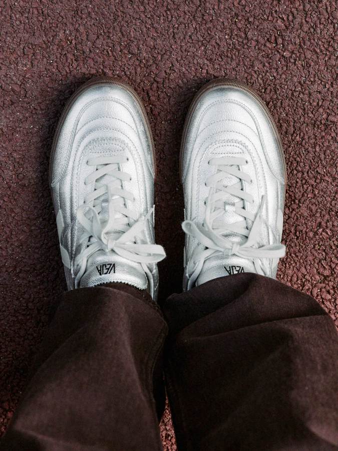 Veja Zapatillas Panenka leather silver pierre bark puestas