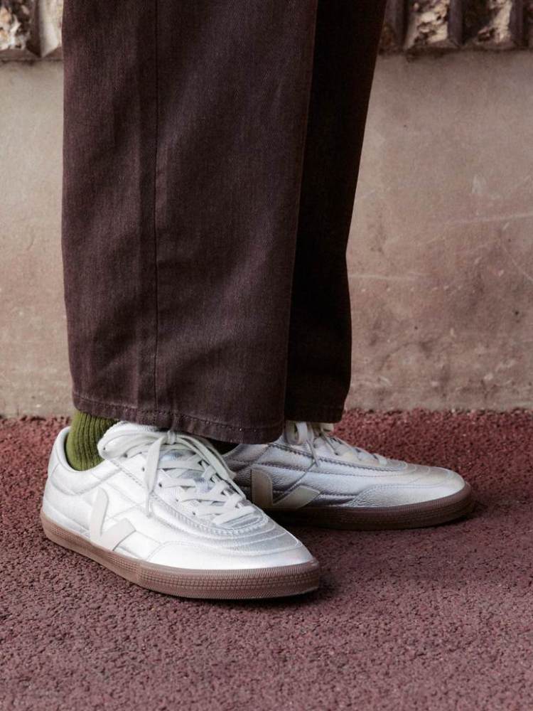 Veja Zapatillas Panenka leather silver pierre bark puestas
