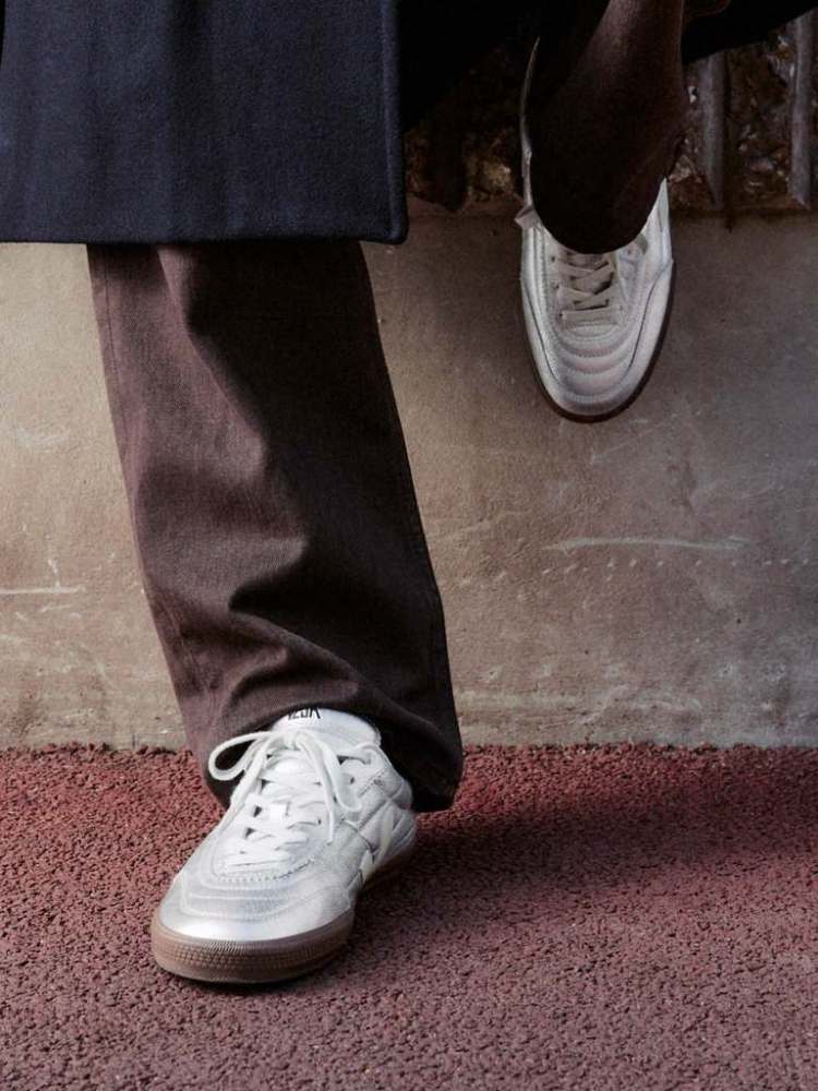Veja Zapatillas Panenka leather silver pierre bark puestas