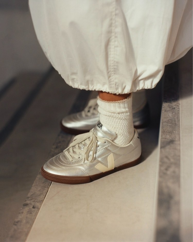 Veja Zapatillas Panenka leather silver pierre bark puestas