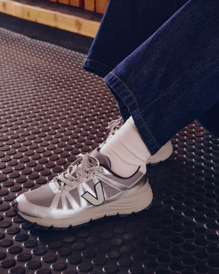 Veja Zapatillas Salar alveomesh pierre silver puestas