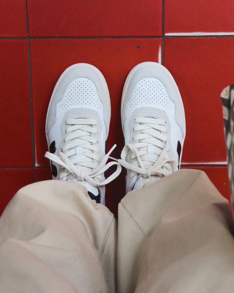 Veja Zapatillas V-90 leather white black puestas