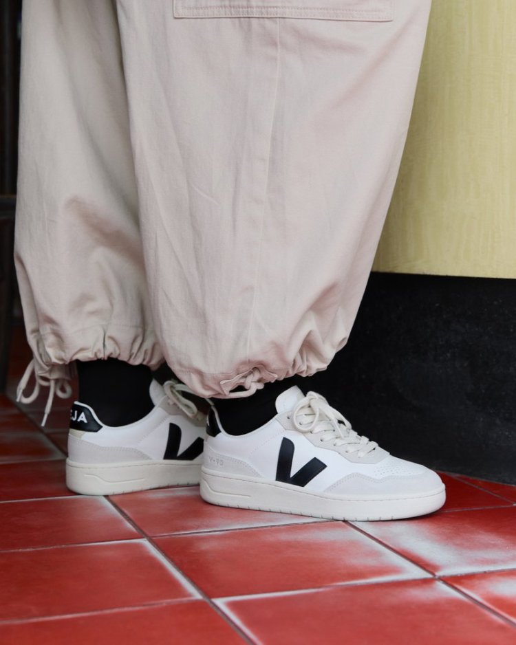 Veja Zapatillas V-90 leather white black puestas