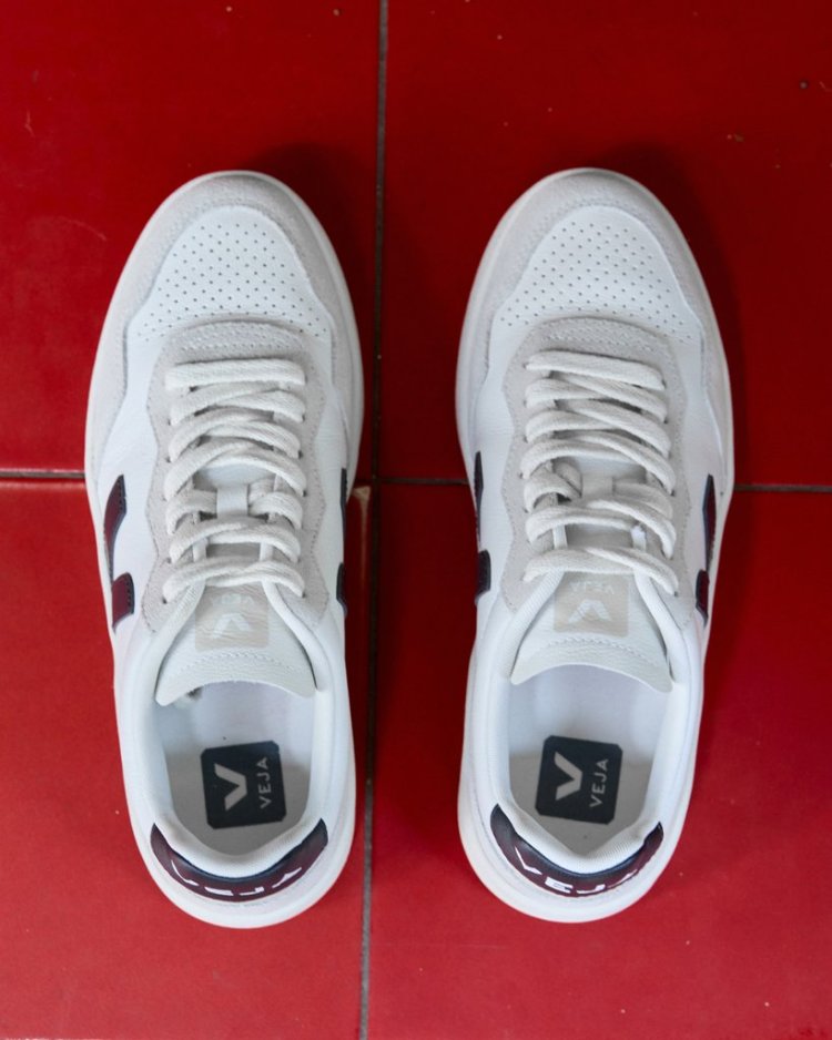 Veja Zapatillas V-90 leather white black puestas